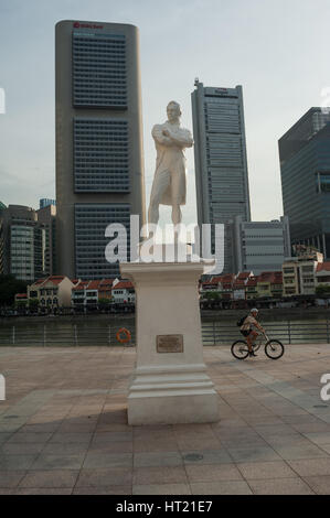 28.09.2016, Singapur, Republik Singapur - Statue von Sir Thomas Stamford Raffles, die an der Promenade entlang des Singapur-Flusses liegt. Stockfoto