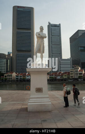 28.09.2016, Singapur, Republik Singapur - Statue von Sir Thomas Stamford Raffles, die an der Promenade entlang des Singapur-Flusses liegt. Stockfoto