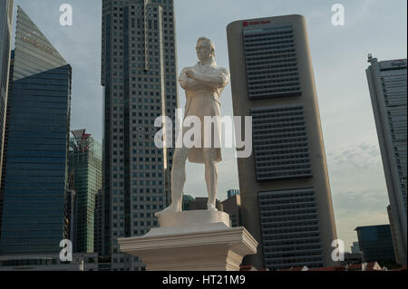 28.09.2016, Singapur, Republik Singapur - Statue von Sir Thomas Stamford Raffles, die an der Promenade entlang des Singapur-Flusses liegt. Stockfoto