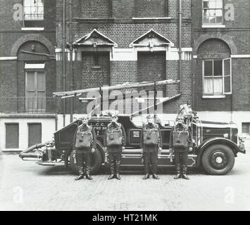 Besatzung in der Atmung Apparat, Feuerwehr Zentrale in London, London, 1934. Künstler: unbekannt. Stockfoto