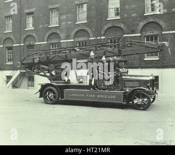 Feuerwehrleute an Bord ein Feuerwehrauto, Feuerwehr Zentrale in London, London, 1929. Künstler: unbekannt. Stockfoto