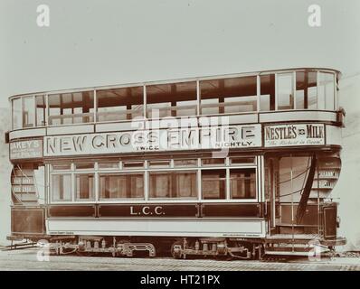 Doppeldecker elektrische Straßenbahn mit Werbung für das neue Kreuz Reich 1907. Künstler: unbekannt. Stockfoto