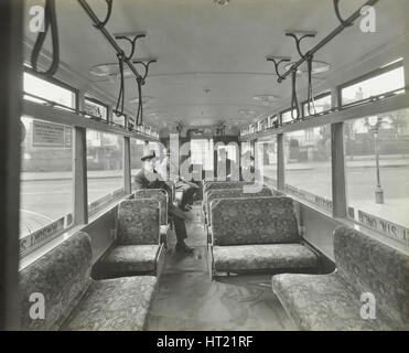 Männer in Hüte und Mäntel im Inneren eine elektrische Straßenbahn, London, 1933. Künstler: unbekannt. Stockfoto