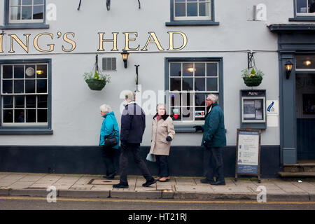 Zwei alte Paare vorbei an des Königs Head Pub, Holt, Norfolk, England. Stockfoto