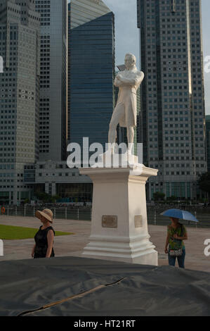 28.09.2016, Singapur, Republik Singapur - Statue von Sir Thomas Stamford Raffles, die an der Promenade entlang des Singapur-Flusses liegt. Stockfoto