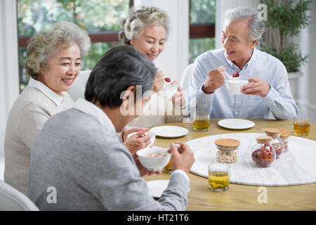 Glücklich Senioren Freunde gemeinsam essen Stockfoto