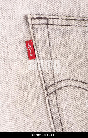 BANGKOK, THAILAND - 9. Dezember 2014: Nahaufnahme von LEVI'S red Label an der Gesäßtasche von alten Jeans. LEVI'S ist ein Markenname von Levi Strauss ein Stockfoto