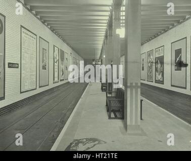 Plattform mit Werbe-Plakate, unterirdischen Straßenbahnhaltestelle Holborn, London, 1931. Künstler: unbekannt. Stockfoto