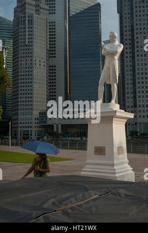 28.09.2016, Singapur, Republik Singapur - die Statue von Sir Thomas Stamford Raffles, die an der Promenade entlang des Singapore River befindet. Stockfoto