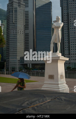 28.09.2016, Singapur, Republik Singapur - Statue von Sir Thomas Stamford Raffles, die an der Promenade entlang des Singapur-Flusses liegt. Stockfoto