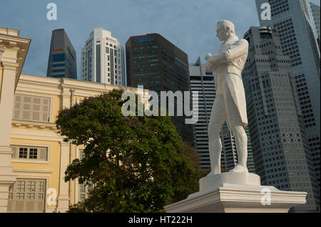 28.09.2016, Singapur, Republik Singapur - Statue von Sir Thomas Stamford Raffles, die an der Promenade entlang des Singapur-Flusses liegt. Stockfoto