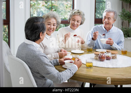 Glücklich Senioren Freunde gemeinsam essen Stockfoto