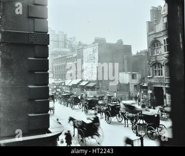 Pferdefahrzeuge in High Holborn, London, 1898. Ersteller: Unbekannt. Stockfoto