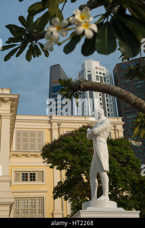 28.09.2016, Singapur, Republik Singapur - Statue von Sir Thomas Stamford Raffles, die an der Promenade entlang des Singapur-Flusses liegt. Stockfoto
