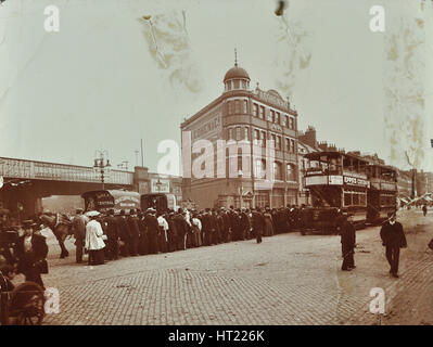 Schlange von Menschen an einer Bushaltestelle in der Blackfriars Road, London, 1906. Künstler: unbekannt. Stockfoto