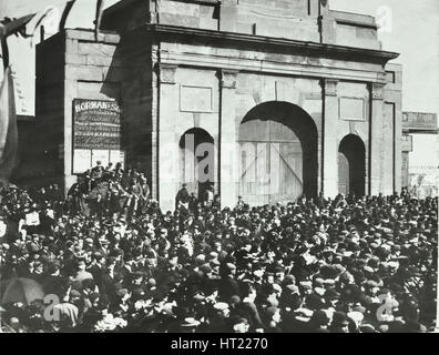 Menschenmenge vor der geschlossenen East India Dock Gates, Poplar, London, 1897. Künstler: unbekannt. Stockfoto