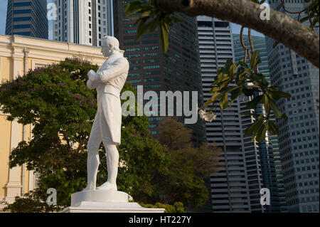 28.09.2016, Singapur, Republik Singapur - Statue von Sir Thomas Stamford Raffles, die an der Promenade entlang des Singapur-Flusses liegt. Stockfoto