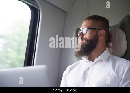 Nachdenklich Geschäftsmann in der Weise mit dem Zug Stockfoto