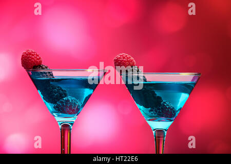 Bunte Cocktails mit Beeren garniert Stockfoto