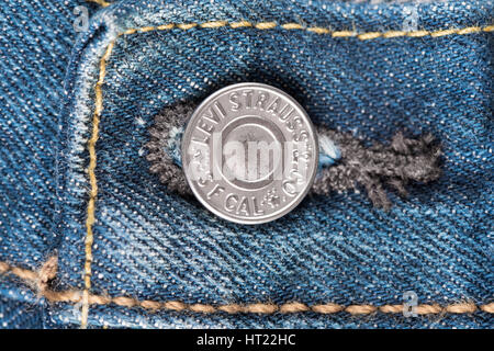 BANGKOK, THAILAND - 9. Dezember 2014: Nahaufnahme Detail der Schaltfläche von LEVI'S Jeans. LEVI'S ist ein Markenname von Levi Strauss &amp; Co., gegründet 1 Stockfoto