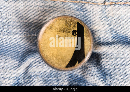 BANGKOK, THAILAND - 9. Dezember 2014: Nahaufnahme Detail der Schaltfläche von LEVI'S Jeans. LEVI'S ist ein Markenname von Levi Strauss &amp; Co., gegründet 1 Stockfoto