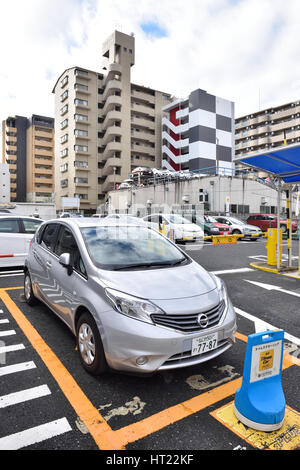 OSAKA, JAPAN - 6. November 2014: Mal Auto Self-Service Parken in Osaka. Stockfoto