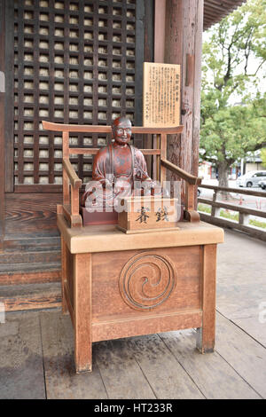 OSAKA, JAPAN - 6. November 2014: Alte hölzerne Buddha Skulptur Shitennoji-Tempel. Stockfoto