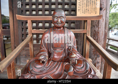 OSAKA, JAPAN - 6. November 2014: Alte hölzerne Buddha Skulptur Shitennoji-Tempel. Stockfoto