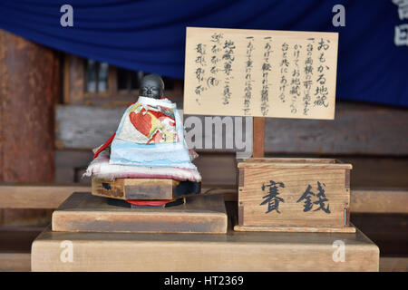 OSAKA, JAPAN - 6. November 2014: Alte hölzerne Buddha Skulptur Shitennoji-Tempel. Stockfoto