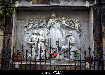 Relief vor Chiesa di Santa Teresa del Bambin Gesù (St. Therese Kind-Jesu-Kirche) in der Stadt Catania, Ostseite der Insel Sizilien, Italien Stockfoto