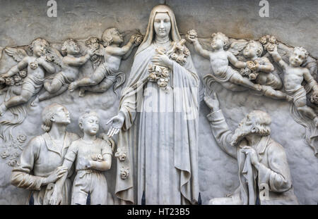 Relief vor Chiesa di Santa Teresa del Bambin Gesù (St. Therese Kind-Jesu-Kirche) in der Stadt Catania, Ostseite der Insel Sizilien, Italien Stockfoto