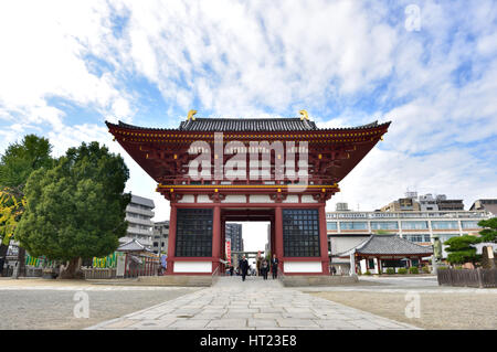 OSAKA, JAPAN - 6. November 2014: Shitennoji-Tempel. Shitennoji-Tempel ist ein buddhistischer Tempel in 593 zuerst gebaut. Stockfoto