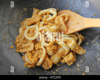 Gebratene Tintenfisch mit Curry-Pulver und Ei in einer Pfanne Stockfoto