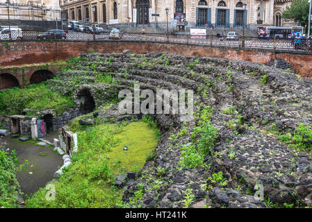 Ruinen von Roman Amphitheatre auf Piazza Stesicoro (Stesicoro Quadrat) in der Stadt Catania auf der Ostseite der Insel Sizilien, Italien Stockfoto