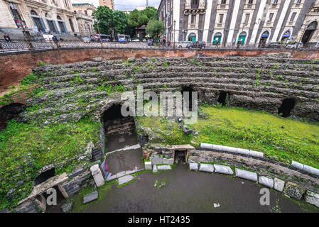 Ruinen von Roman Amphitheatre auf Piazza Stesicoro (Stesicoro Quadrat) in der Stadt Catania auf der Ostseite der Insel Sizilien, Italien Stockfoto