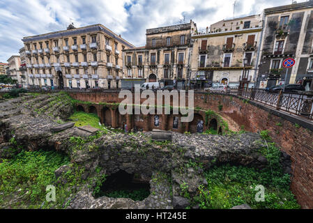 Ruinen von Roman Amphitheatre am Piazza Stesicoro (Stesicoro Quadrat) in der Stadt Catania auf der Ostseite der Insel Sizilien, Italien Stockfoto