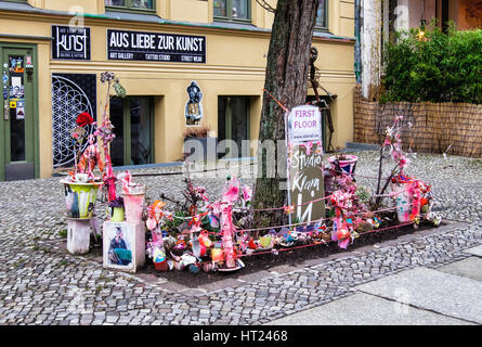 Berlin, Prenzlauer Berg. Klara Li Studio mit Multi-talentierter Künstler Eigentümer. Bürgersteig anzeigen außerhalb Veranstaltungsort für Musik, Gesang, zeitgenössische Kunst Stockfoto