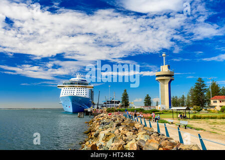 Port Adelaide, South Australia, 14. Februar 2017: MS Ovation der Meere Kreuzfahrtschiff am Außenhafen verankert. Es ist drittes Schiff in der Quantum-Klasse Stockfoto