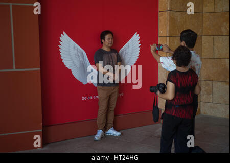 02.10.2016, Singapur, Republik Singapur - Menschen fotografieren sich mit zwei Engelsflügel auf Sentosa Island. Stockfoto