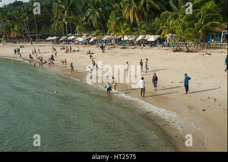 02.10.2016, Singapur, Republik Singapur - Besucher am Siloso Beach Insel Sentosa. Stockfoto