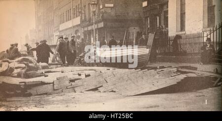 "Schäden am Victoria Embankment, wenn die Themse die Ufer platzen und eine Reihe von Fett Künstler verursachte: unbekannt. Stockfoto