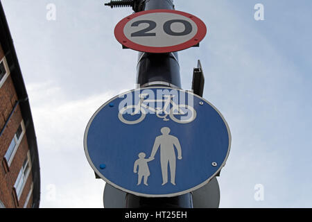 britischen Verkehrszeichen für Fußgänger Radfahrer freigegeben verwenden Sie Pfad und ein 20 km/h Höchstgeschwindigkeit in Twickenham, Middlesex, england Stockfoto