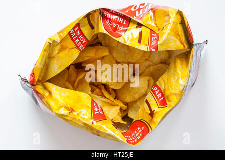 Paket von neuen Wanderer reißen n Anteil dicker geschnitten Chips leicht gesalzene Kartoffelchips - es ist eine Tasche & eine Schüssel geöffnet, um den Inhalt des Chips in Schüssel zeigen Stockfoto