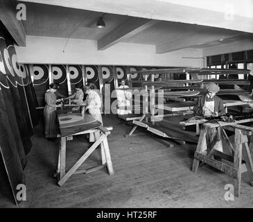 Flugzeugbau, Waring und Gillow Fabrik, Hammersmith, London, November 1916. Künstler: H Bedford Lemere. Stockfoto