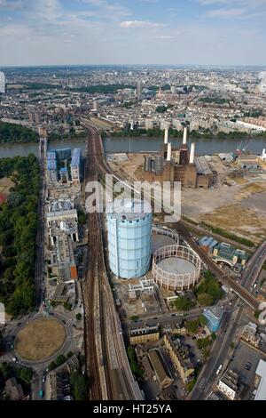 Battersea Power Station und Gaswerke, London, 2006. Künstler: Historisches England Angestellter Fotograf. Stockfoto