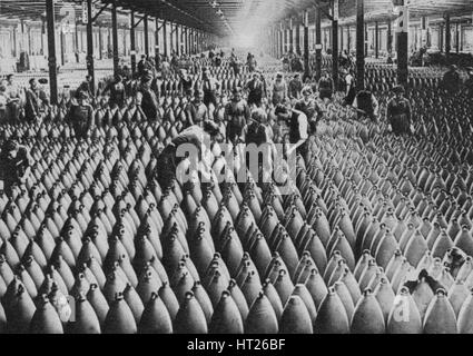 Eine Munitionsfabrik, Weltkrieg, 1917 (1938). Künstler: Horace Walter Nicholls. Stockfoto