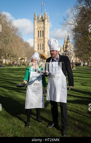 Catherine McKinnell, MP für Newcastle North (L) und Rob Flello, MP für Stoke-on-Trent South (R). M/s, Lords und Medien besuchen das 20. jährlichen Reha parlamentarischen Pfannkuchen-Rennen in Victoria Gardens in Westminster, London, UK. Stockfoto