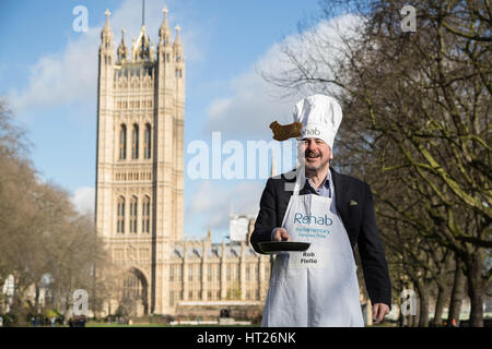 Rob Flello, MP für Stoke-on-Trent Süden. M/s, Lords und Medien besuchen das 20. jährlichen Reha parlamentarischen Pfannkuchen-Rennen in Victoria Gardens in Westminster, London, UK. Stockfoto