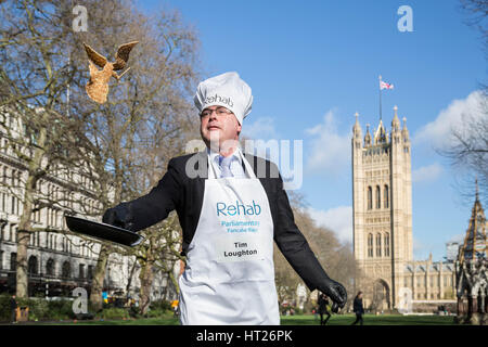 Tim Loughton, MP für Ost Worthing und Shoreham. M/s, Lords und Medien besuchen das 20. jährlichen Reha parlamentarischen Pfannkuchen-Rennen in Victoria Gardens in Westminster, London, UK. Stockfoto