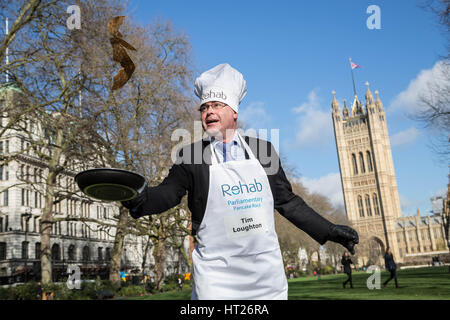 Tim Loughton, MP für Ost Worthing und Shoreham. M/s, Lords und Medien besuchen das 20. jährlichen Reha parlamentarischen Pfannkuchen-Rennen in Victoria Gardens in Westminster, London, UK. Stockfoto